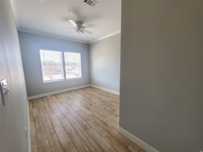 Building Photo - 501 E Davis St