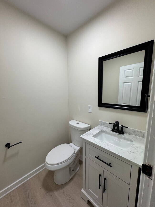 Building Photo - 4 bedroom with bonus room, 3 full bathrooms in Davenport