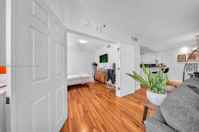 Building Photo - 1400 Salzedo St