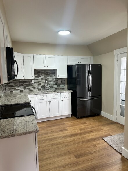 Building Photo - 367 Lake Ave