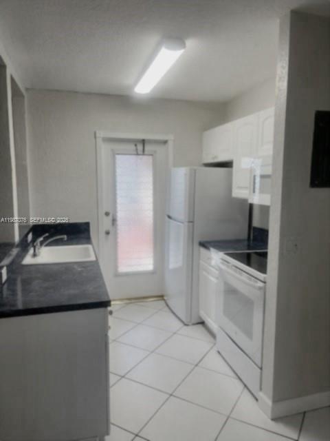 Building Photo - 5050 Bayview Dr