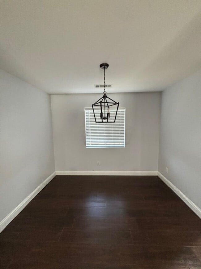 Building Photo - Clean 3 Bedroom / 2 Bathroom Home in Rosed...