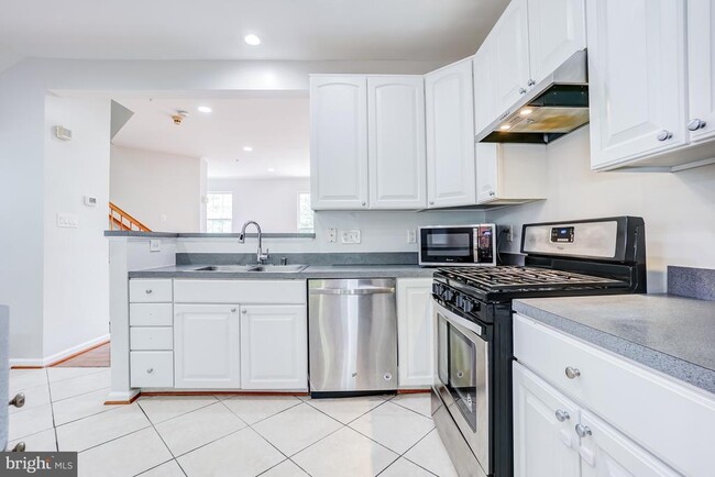 Building Photo - 4302 Day Lily Dr