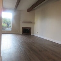 Building Photo - AVAILABLE NOW! Charming and Spacious Townhouse in Great Midtown Location!