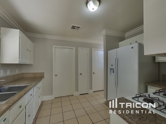 Building Photo - 4548 Little Wren Ln