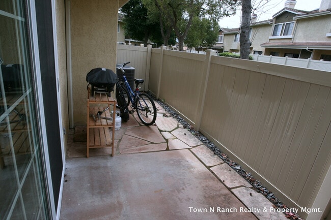 Building Photo - 3Br 2 1/2Ba, 2 Story Condo Avail May 1st short term lease