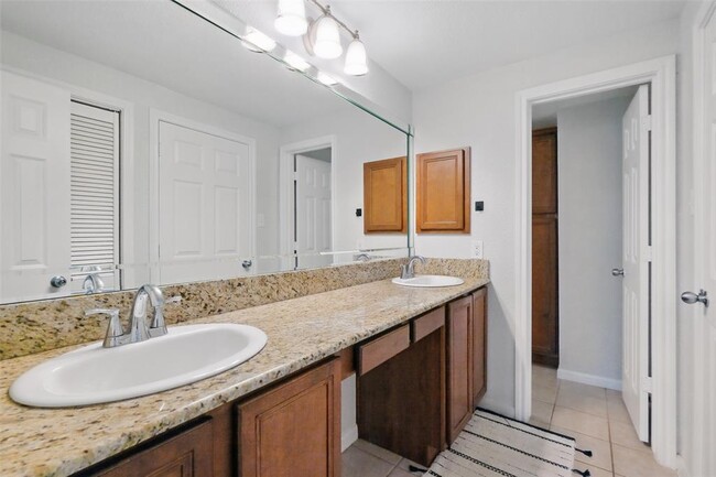 Building Photo - 2255 Braeswood Park Dr