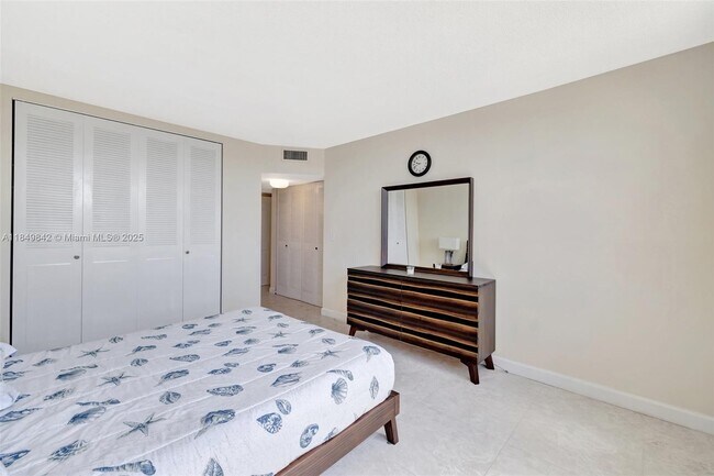 Building Photo - 3181 S Ocean Dr