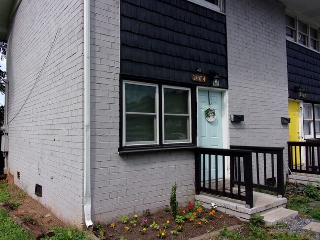 Building Photo - 2 Bedroom 1 Bath Townhome Minutes to Uptow...