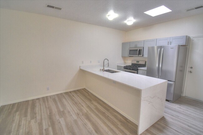 Building Photo - North Valley Townhome Ready NOW!