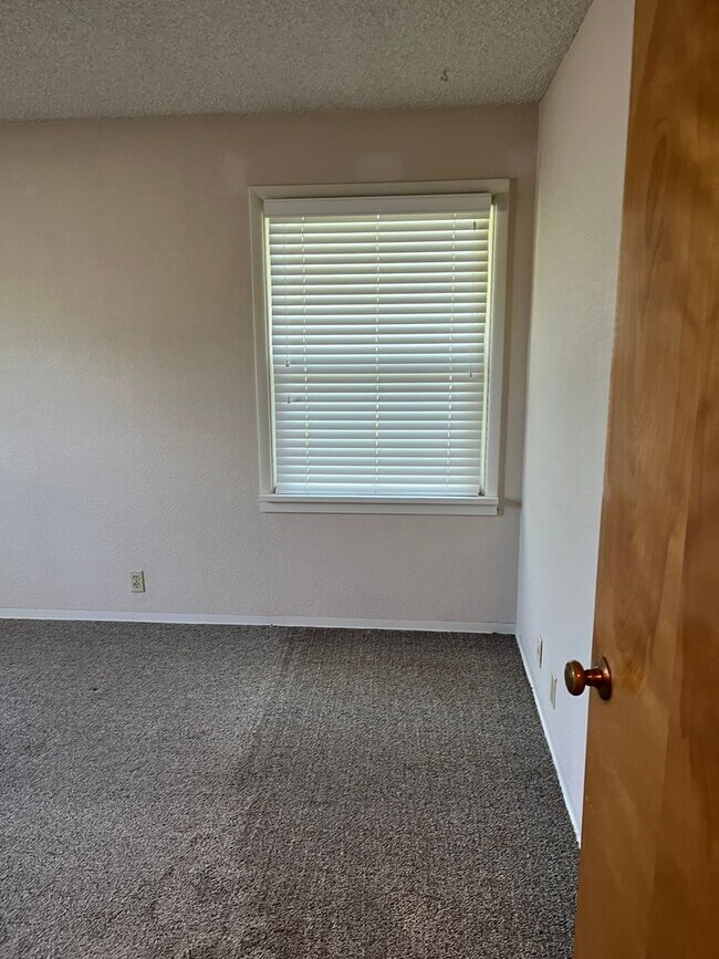 Building Photo - Suburbs Home