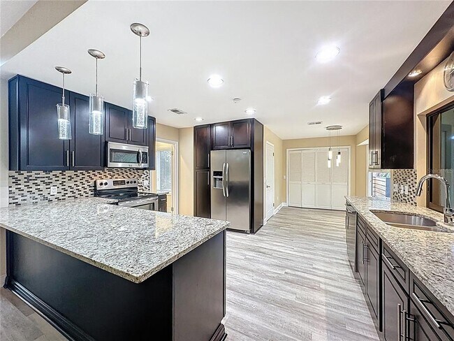 Building Photo - 6846 Lake View Dr