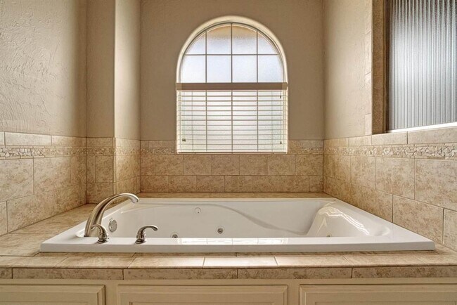 Building Photo - Amazing Home in Desirable Location