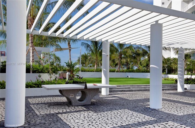 Building Photo - 2020 N Bayshore Dr