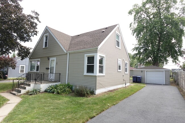Building Photo - 161 W Franklin Dr