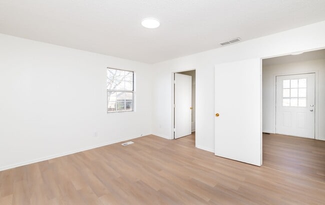 Building Photo - 4BR/2Ba house- Ready for new occupant!