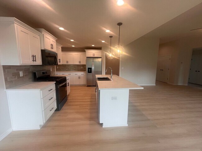 Building Photo - Beautiful, brand-new, 3-bedroom, 2-bath home in Nixa with a 3-car garage.