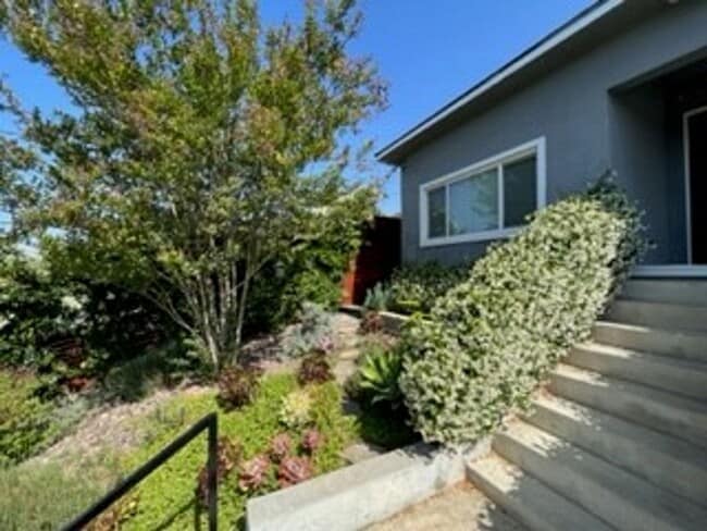 Building Photo - Gorgeous Upgraded Home In Glassell Park Area