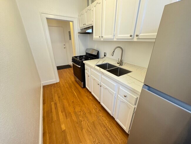 Building Photo - 1960 Argyle Ave