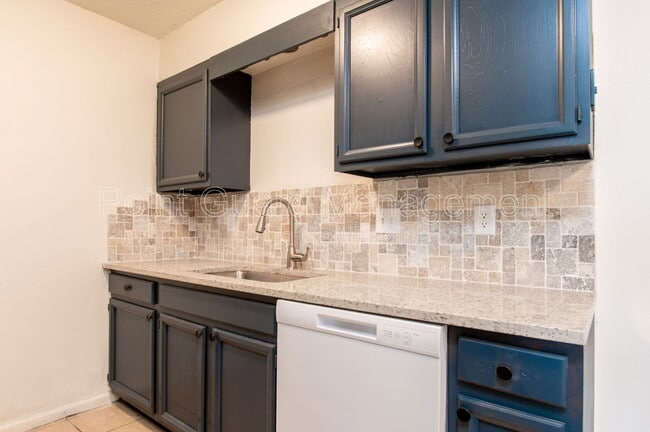 Building Photo - 1800 E 1st St N