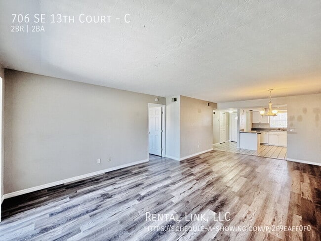 Building Photo - 706 SE 13th Ct