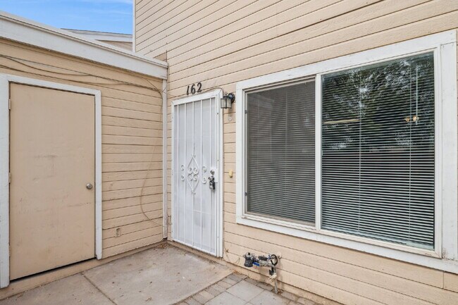 Building Photo - 2BR/1BA Townhome, Broadway & Alma School