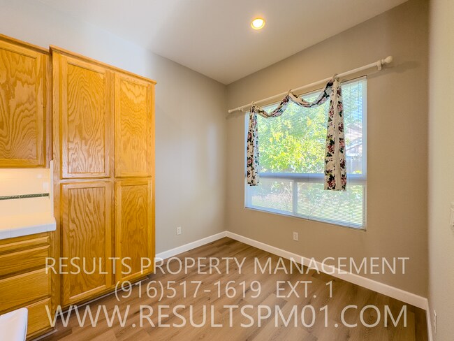 Building Photo - Lovely 4 bedroom Roseville home Olympus po...