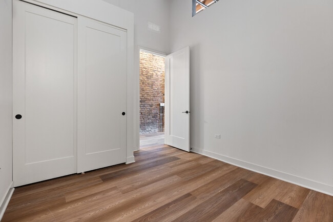 Building Photo - 818 N Wolcott Ave