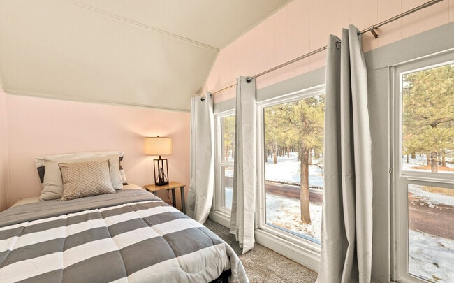 Building Photo - 4955 Hidden Hollow Rd