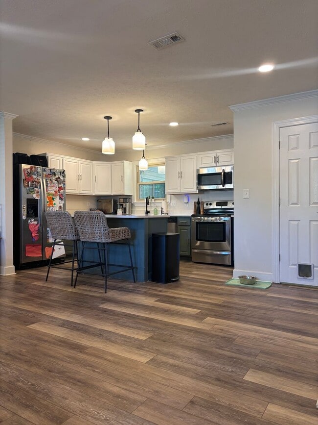 Building Photo - Lovely on Lance