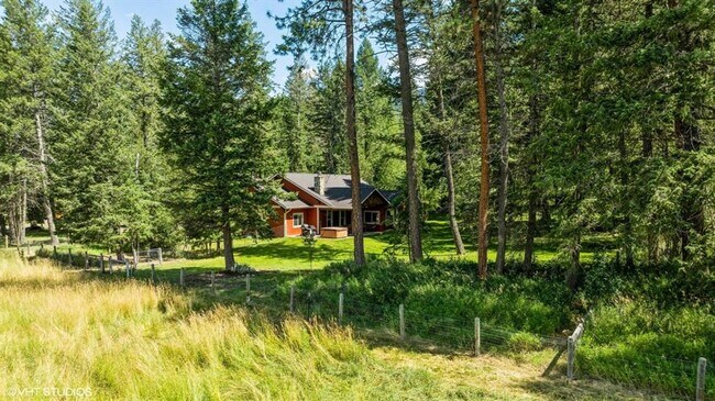 Building Photo - Stunning Columbia Falls Home w/horse pasture