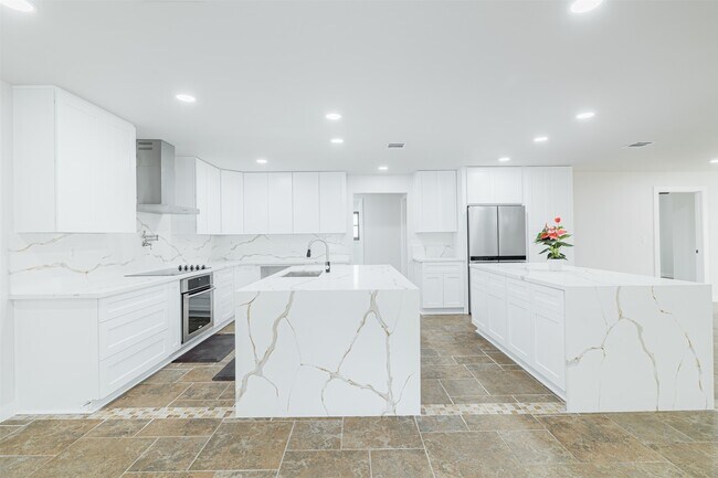 Building Photo - 10055 Larston St