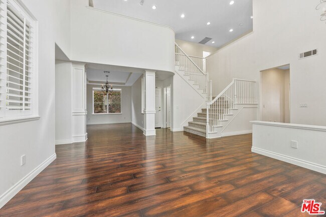 Building Photo - 2909 Venezia Ln