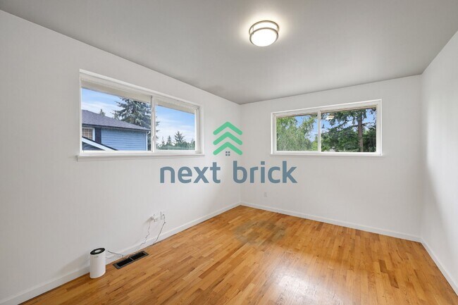 Building Photo - Charming 3-Bedroom Edmonds Home with 2 Full Baths and Spacious 1982 Sq. Ft. Living Space!