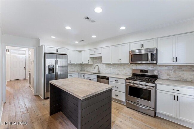 Building Photo - 8930 Wesley Pl