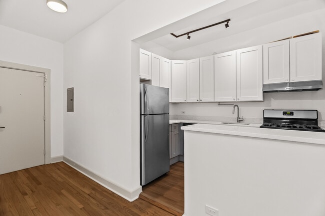 Building Photo - 2030 N Oakley Ave