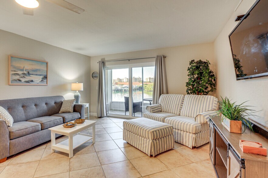 Building Photo - 7930 Sun Island Dr S