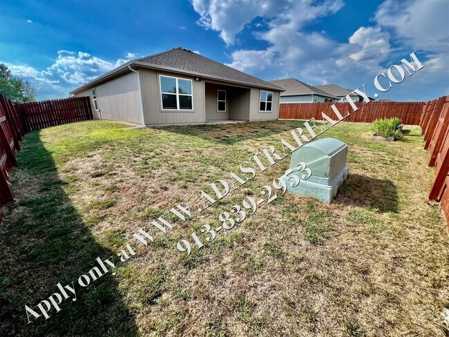 Building Photo - Like New Ranch in Spring Hill-Available in...