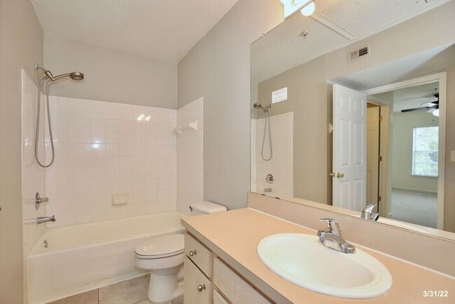 Building Photo - Beautiful 2/2 Condo Located in Crest at Wa...