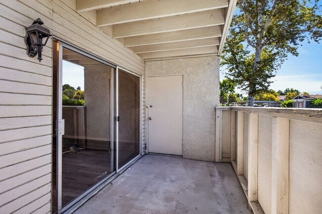 Building Photo - Updated 2 Bedroom Condo in Loma Linda