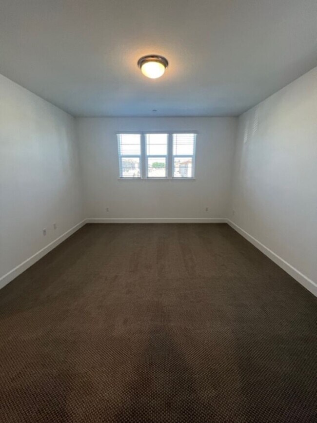 Building Photo - Newer Solar Home Walking Distance to Campus Oaks Shopping Center