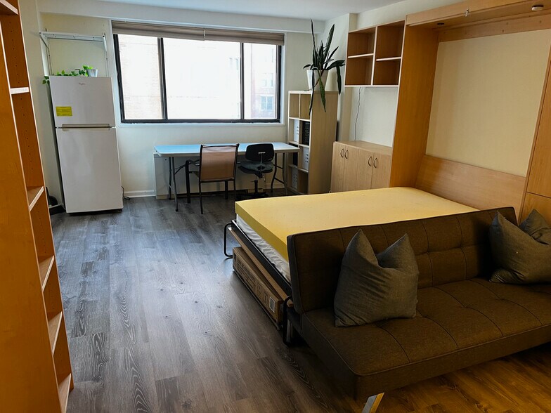 View from the entry door towards the windows - 1420 N St NW