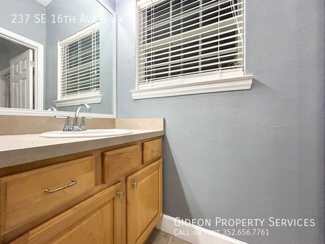 Building Photo - 237 SE 16th Ave