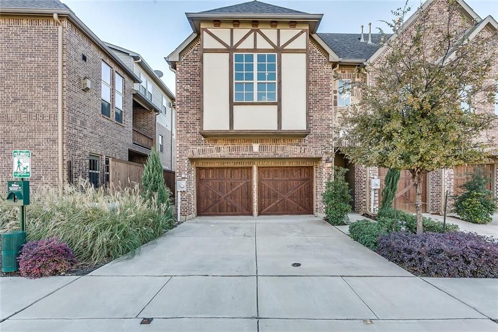 2 garage - 580 Hampshire Dr