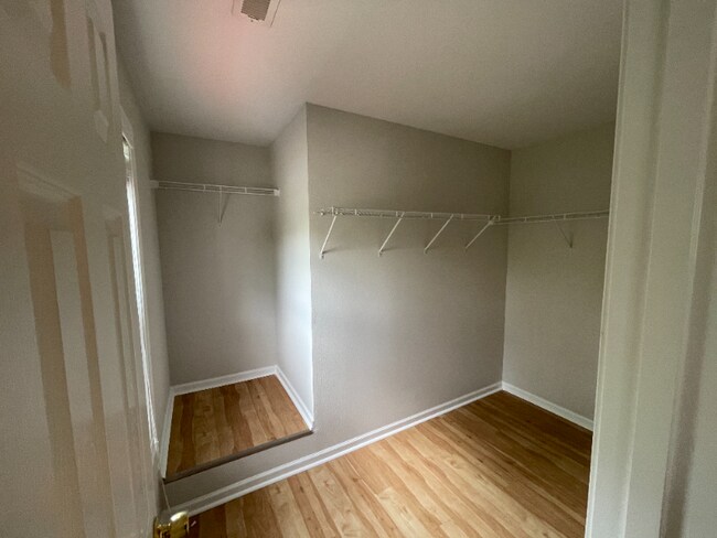 Building Photo - 2469 Redmayne Ln