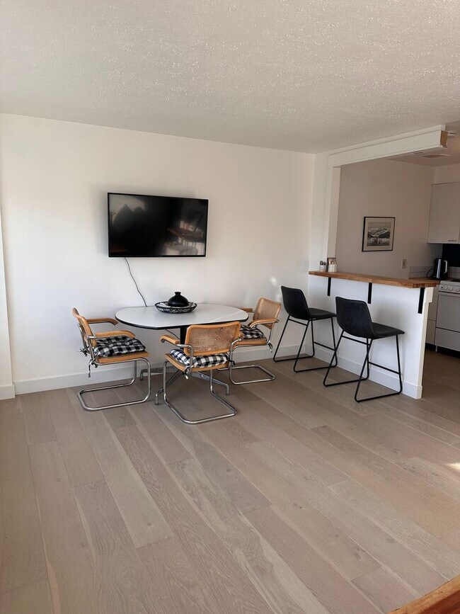 Building Photo - Cute and Clean Furnished Condo