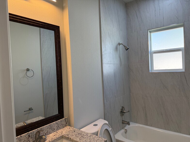 Building Photo - 9 Ullemay Ct