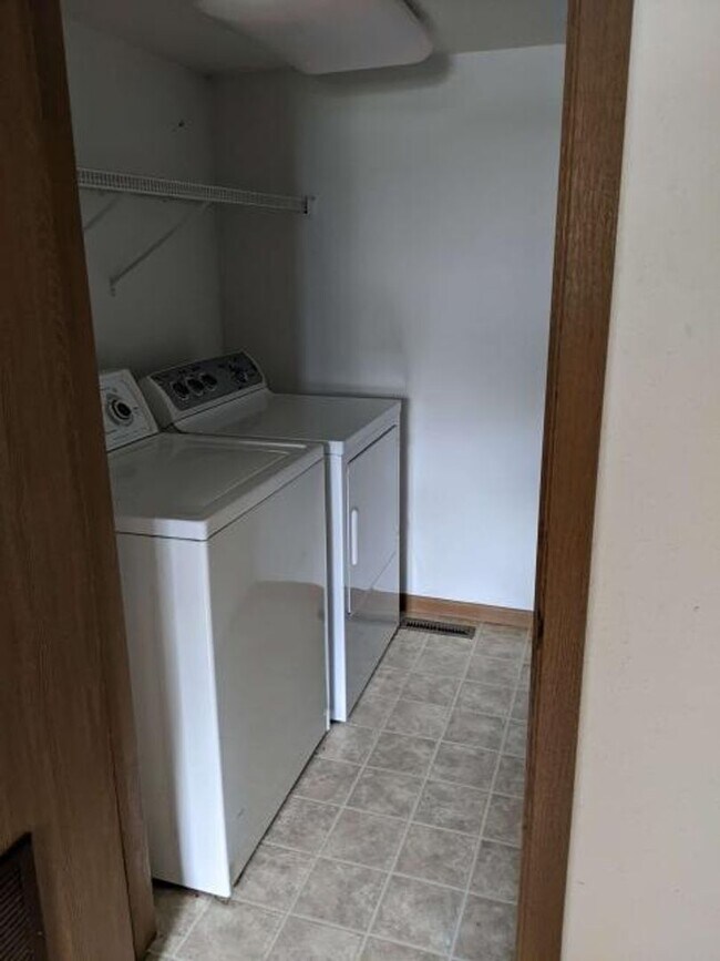 Building Photo - 912/914 E Jefferson St