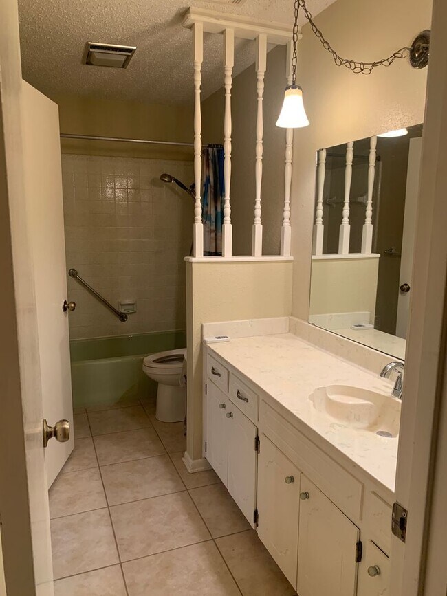 Building Photo - Cozy and Quaint 2 bedroom 2 bath with bonu...