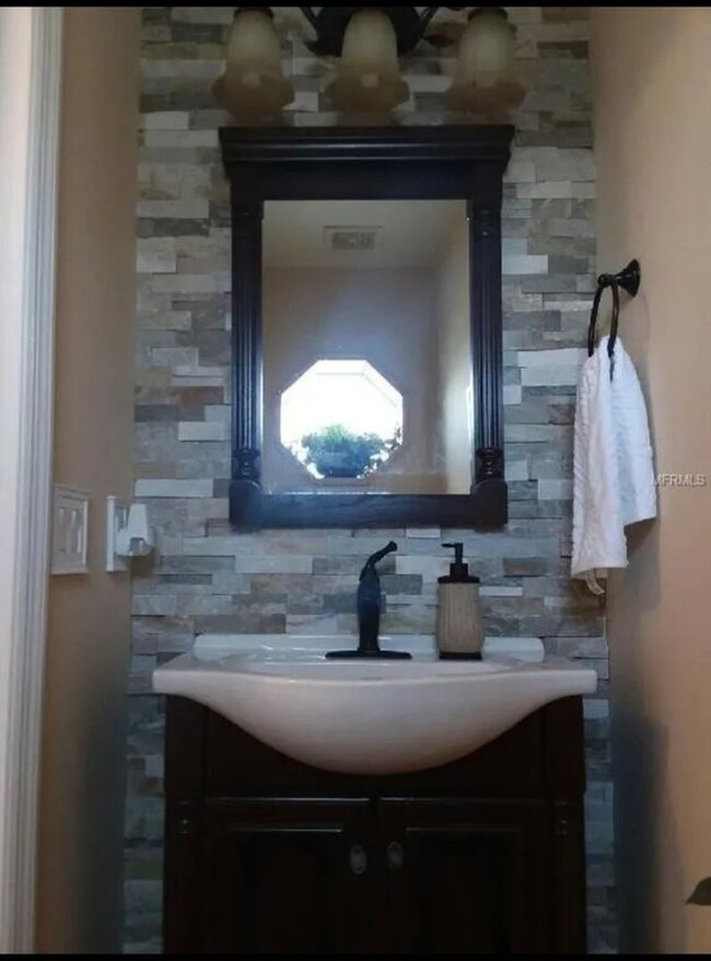 Building Photo - Charming 3BR 2.5 bath Townhome in heat of ...